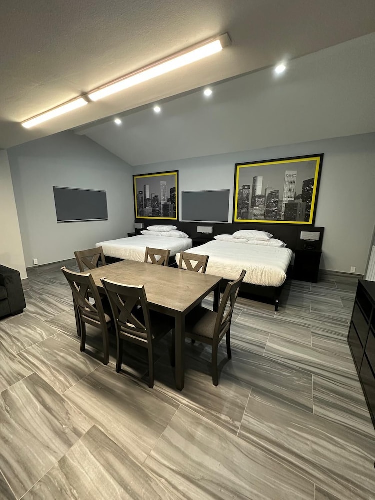 Family Suite, Multiple Beds, Non Smoking photo 3