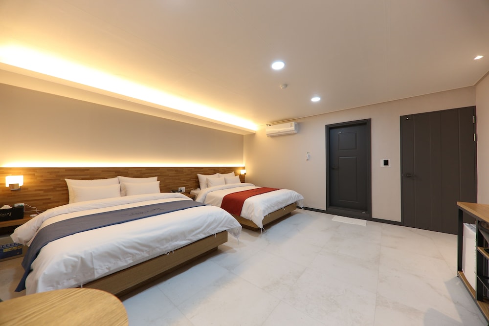 Deluxe Twin Room, Jetted Tub - Photo 1