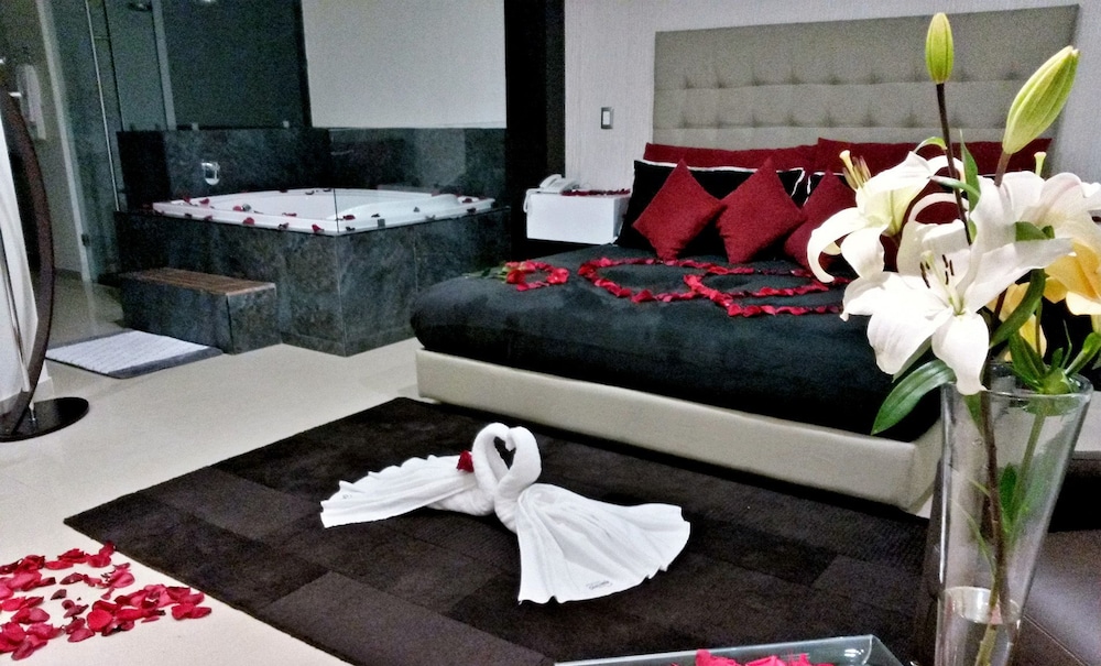 Romantic Suite, Jetted Tub photo 2