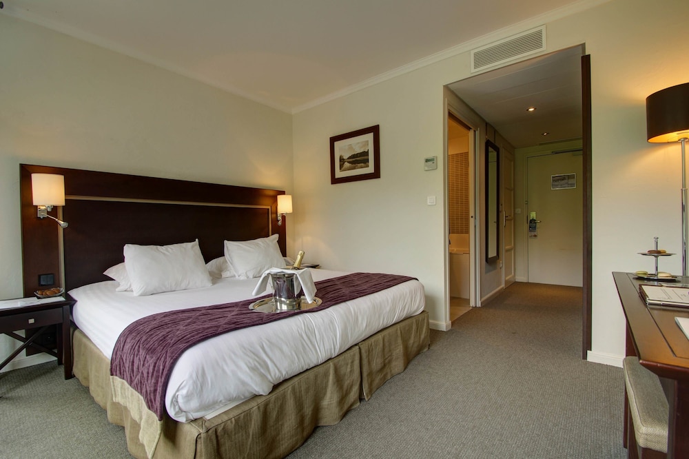 Standard Room, 1 King Bed photo 3