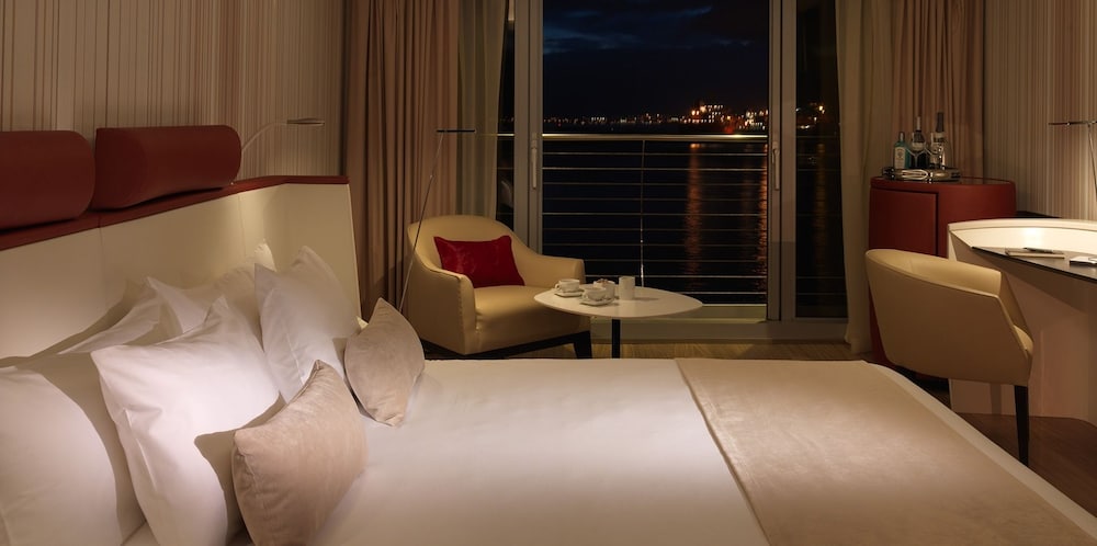 Deluxe Double Room, 1 King Bed photo 1
