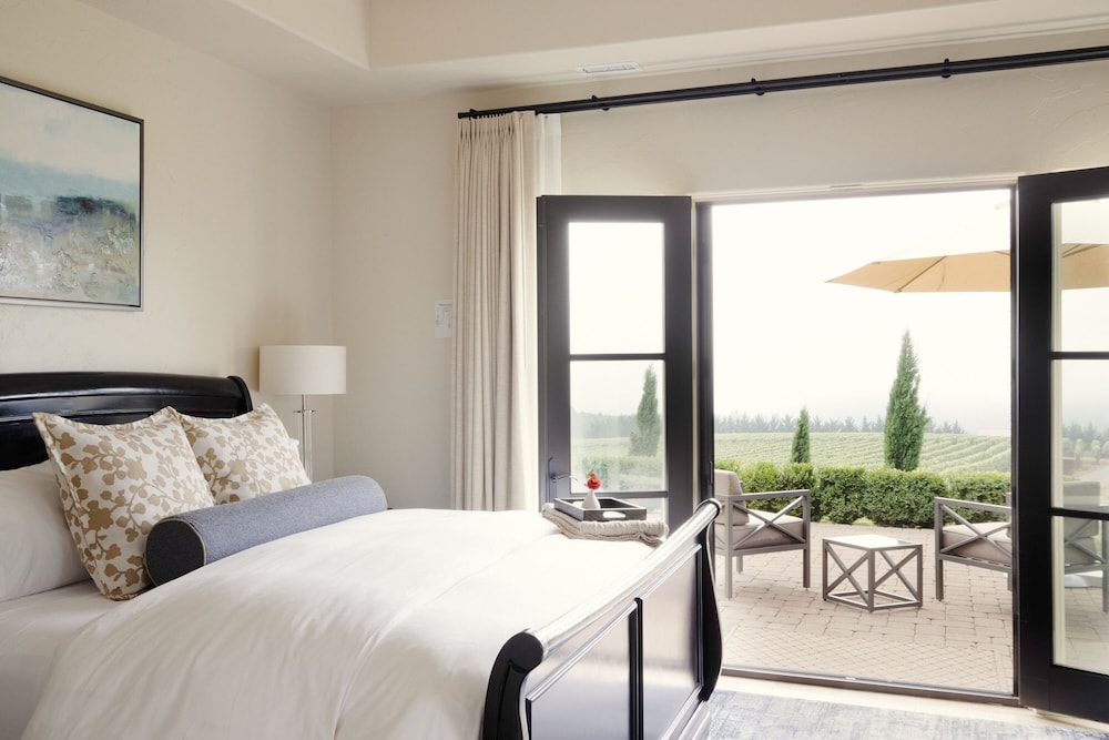Deluxe Room, 1 King Bed, Valley View (Valley View Studio - 270 sq. ft.) photo 2