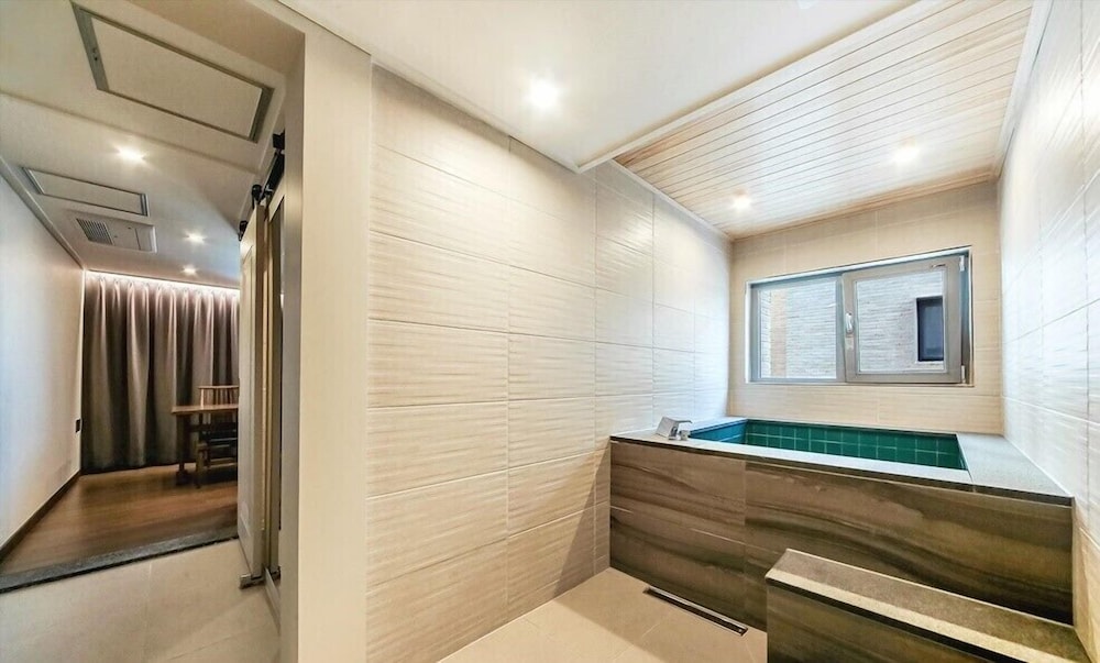 Luxury Suite - Photo 11