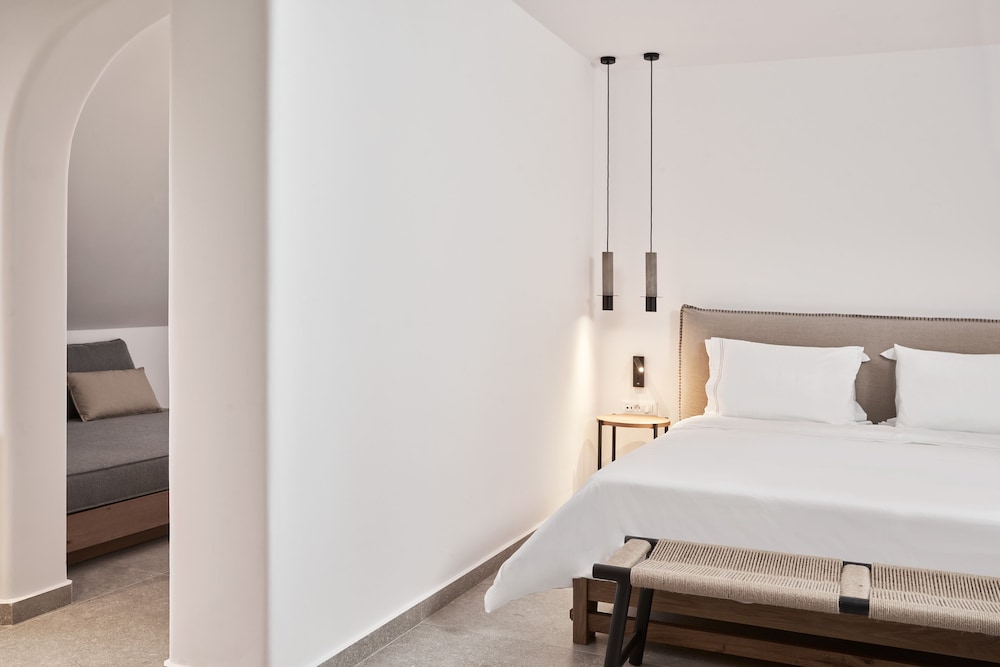 Junior Suite (Pool Front) - Photo 3