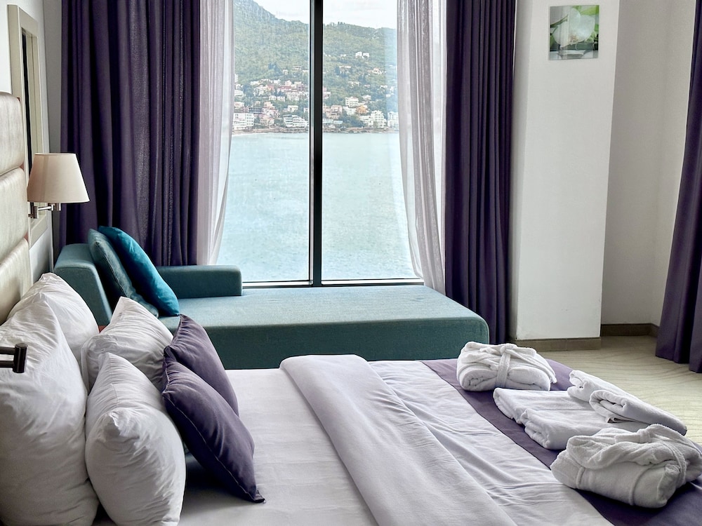 Superior Room, Refrigerator, Partial Sea View photo 2