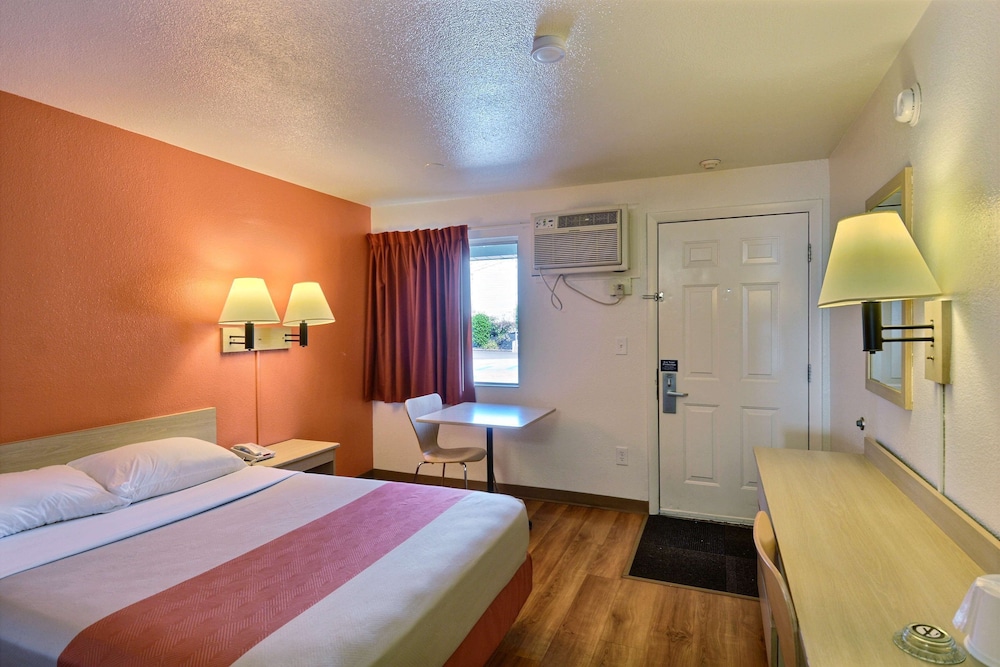 Deluxe Room, 1 Queen Bed, Smoking, Refrigerator & Microwave photo 3