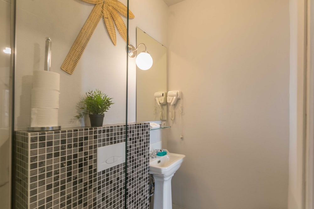 Classic Apartment, 2 Double Beds, Non Smoking, Courtyard View (17) photo 2