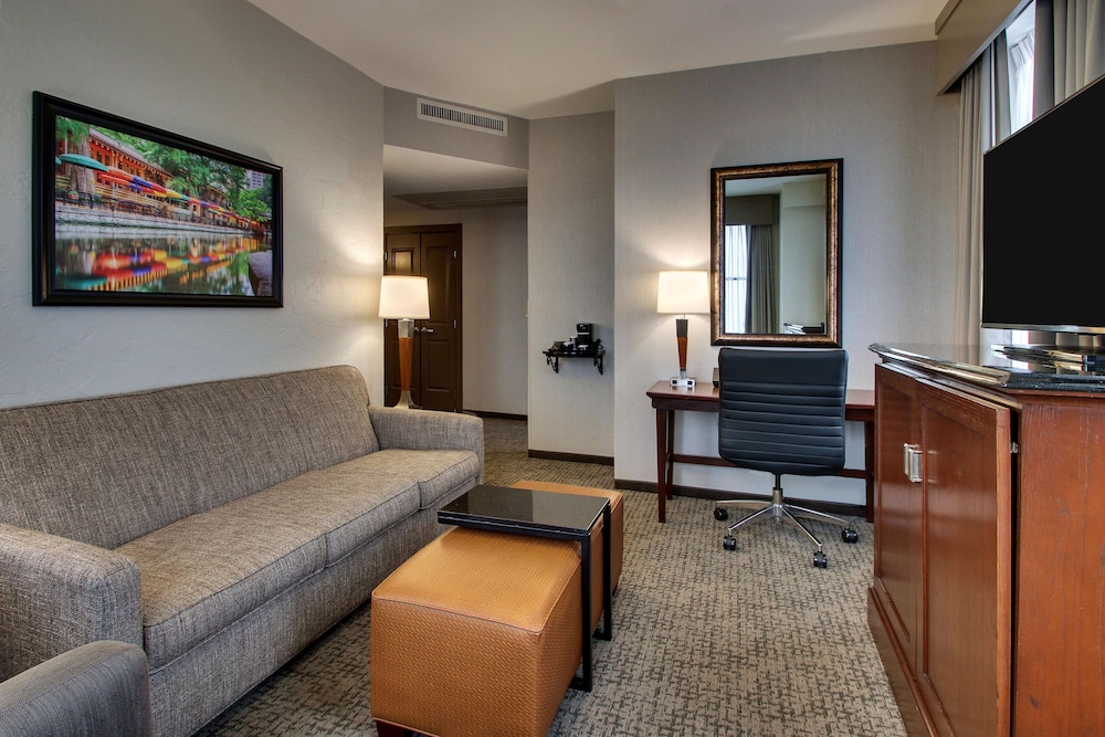 Suite, 2 Queen Beds, Refrigerator & Microwave (2 Rooms Upper Floor) - Photo 2