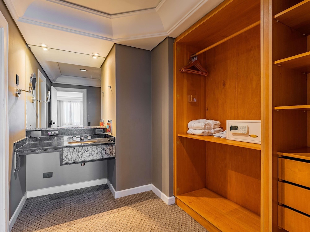 Luxury Suite, 1 King Bed, Bathtub - Photo 7
