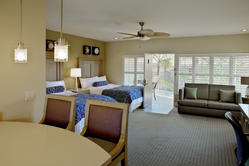 Suite, 2 Queen Beds, Kitchen photo 3