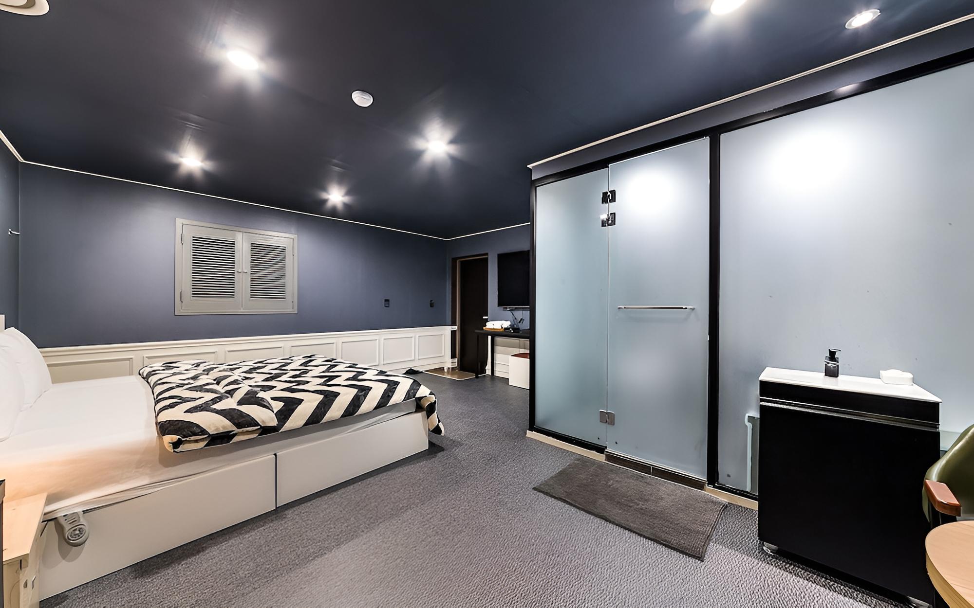 Room (VIP (65-inch TV)) photo 3