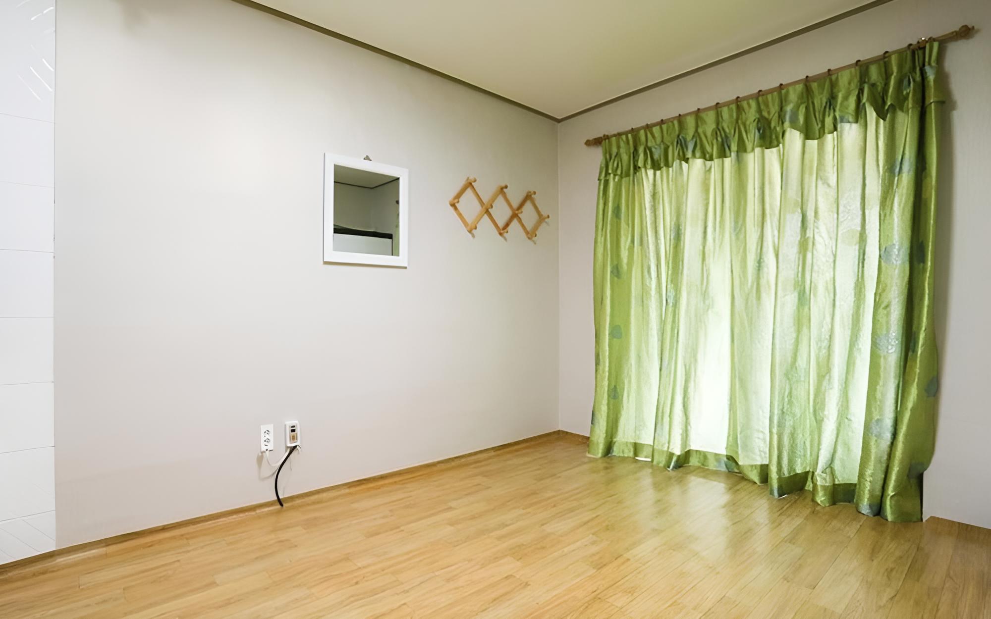 Room (Room 103)
