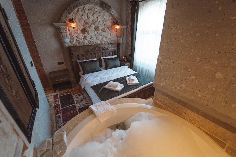 Luxury Suite - Photo 10
