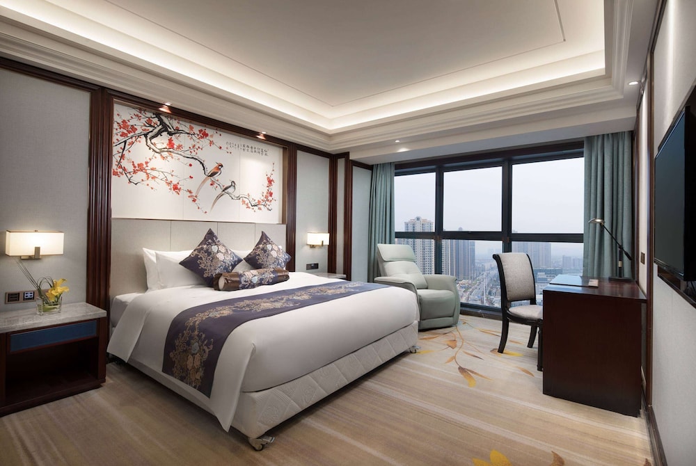 Business Suite, 1 King Bed, Smoking photo 3