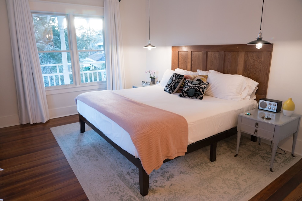Luxury Room, 1 King Bed, Balcony, City View (Town View) photo 1