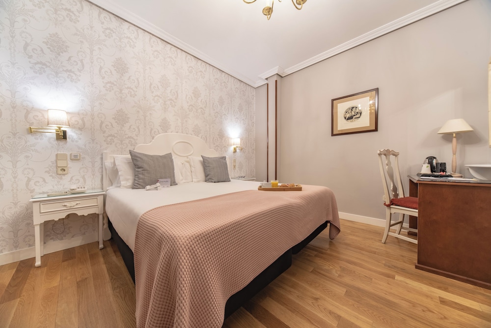 Double Room (Interior)