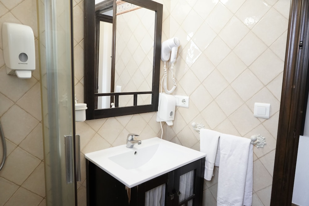 Economy Double Room (external private bathroom) photo 2