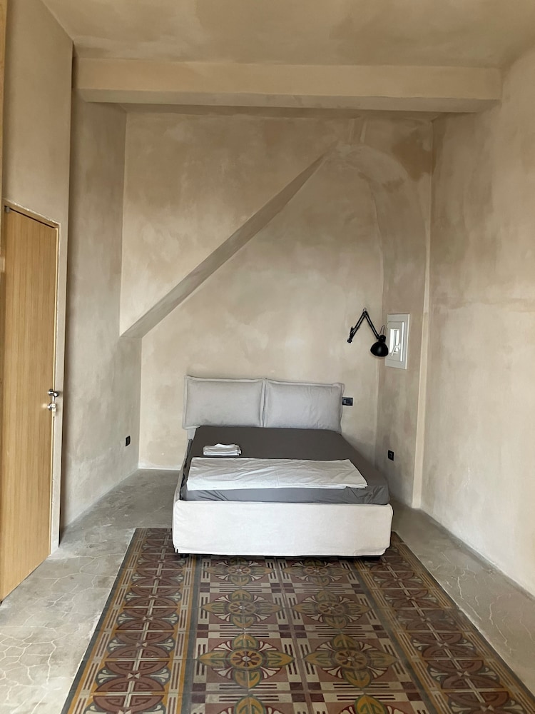 Deluxe Double Room, 1 Queen Bed, Non Smoking, Private Bathroom