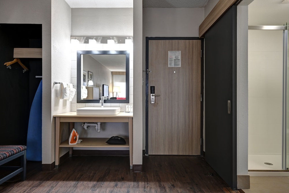 Studio Suite, 1 King Bed, Non Smoking - Photo 2