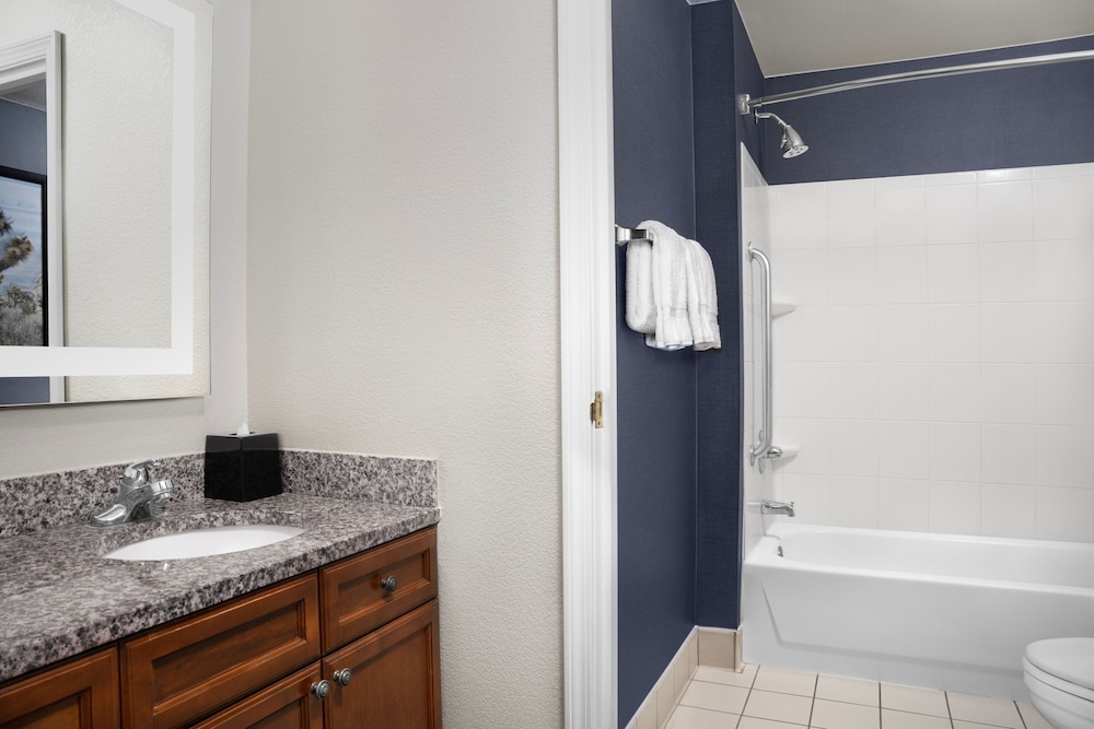 Suite, 2 Bedrooms (Fireplace) - Photo 8