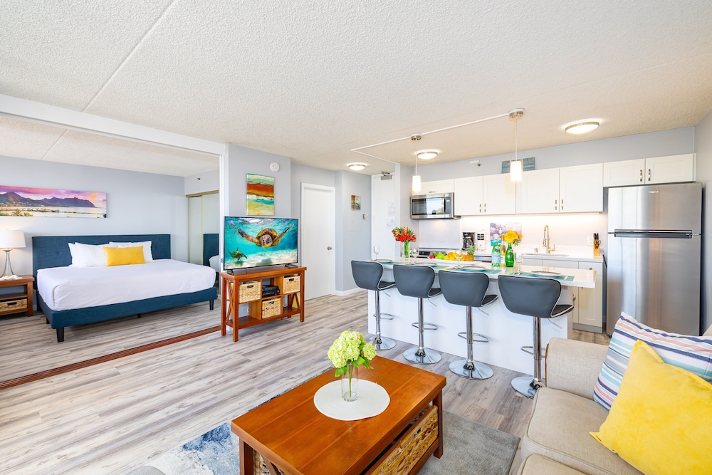 Diamond Head and Ocean views with King Bed and Parking: Condo, 1 Bedroom, Balcony, Ocean View (0023) photo