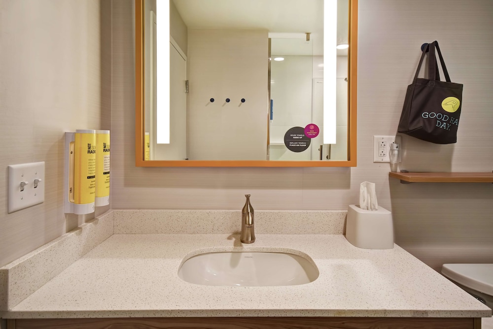 Room, 2 Queen Beds, Accessible, Bathtub (Hearing) photo 2