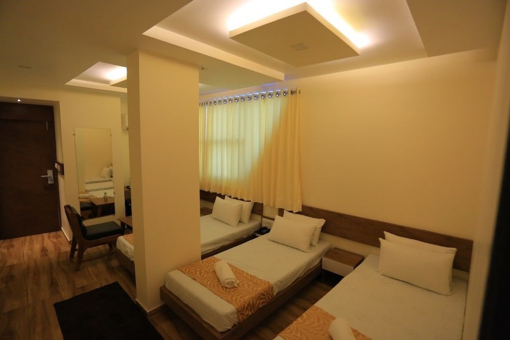 Elite Room, 3 Twin Beds photo 3