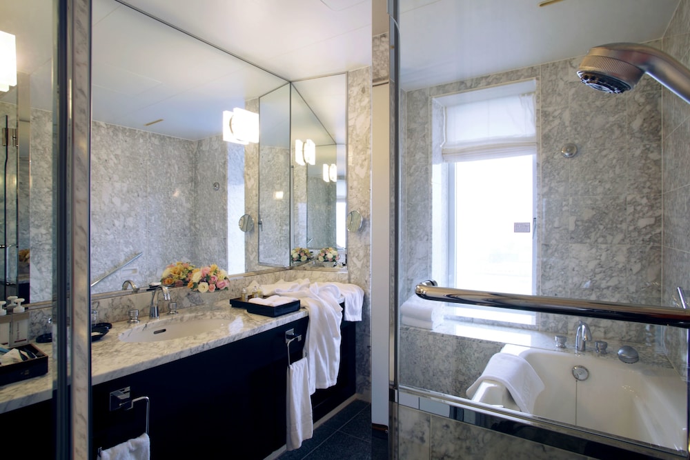 Smoking, 2 Twin Beds, Semi-Suite with Club Lounge Access - Photo 4