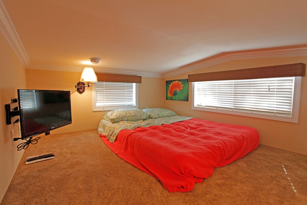 Cottage, 1 Queen Bed with Sofa bed, Non Smoking, Kitchen (Park Model, Pets OK) photo 2