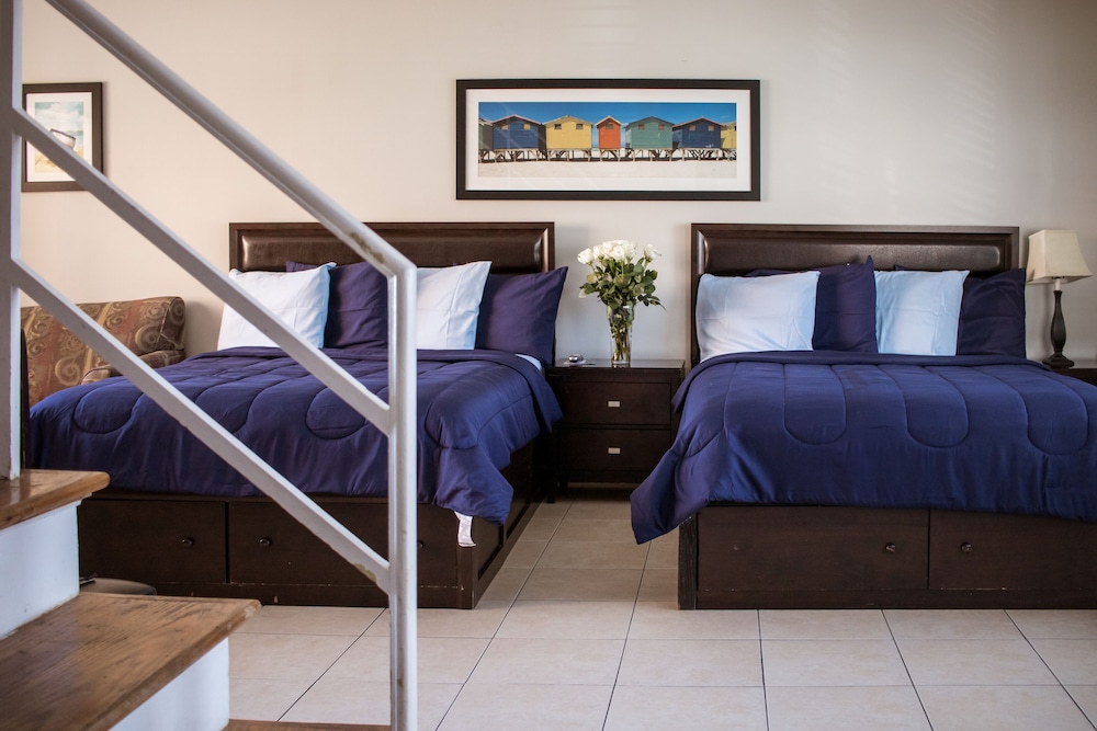 Room (2 Queen Beds and 1 Sofa Bed) - Photo 7