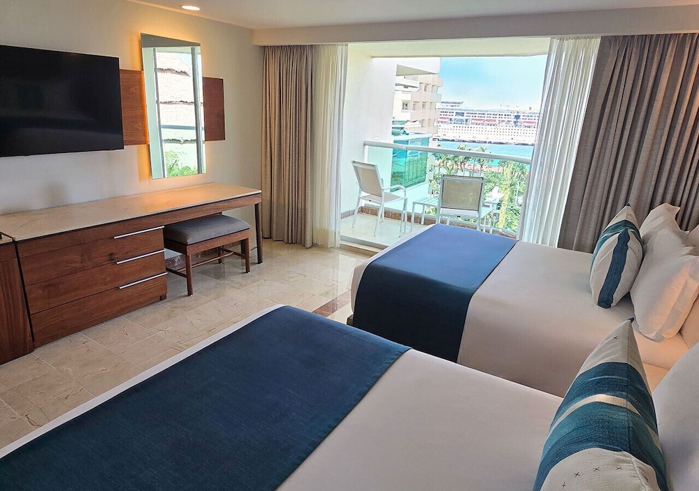 Deluxe Superior Ocean View - Photo 5