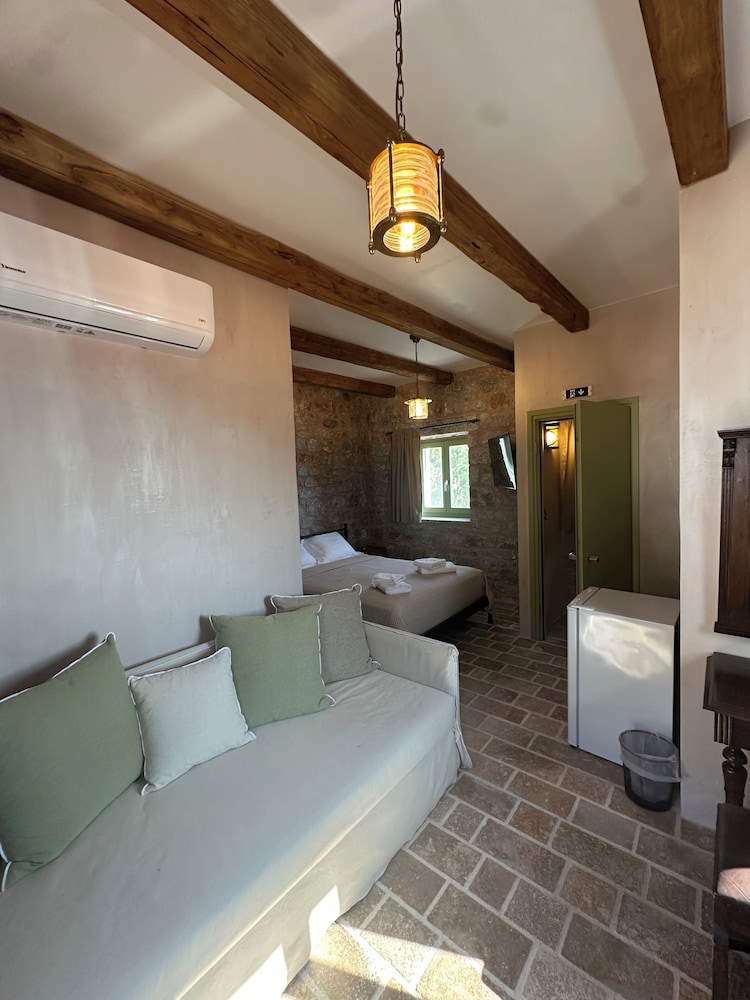 Superior Quadruple Room, Beach View photo 3