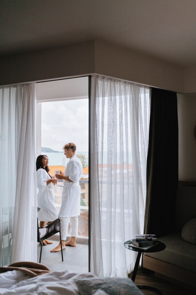 Deluxe Room, 1 King Bed, Balcony, Sea View - Photo 4