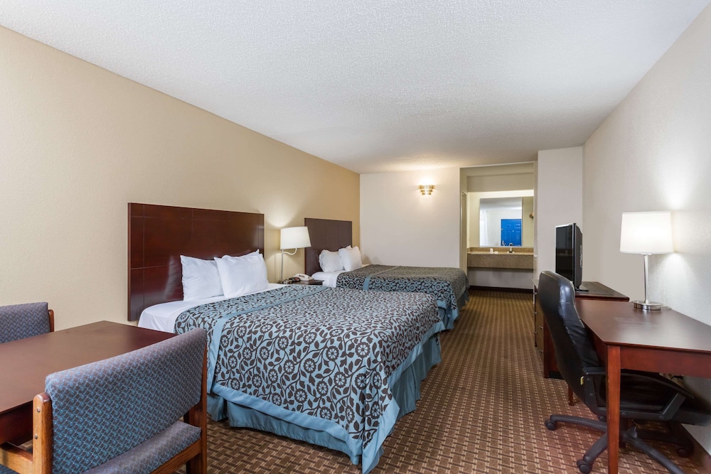 Standard Room, 2 Queen Beds - Photo 2