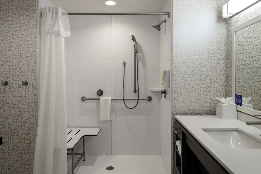 Studio, 2 Queen Beds, Accessible (Mobility & Hearing, Roll-in Shower) - Photo 1