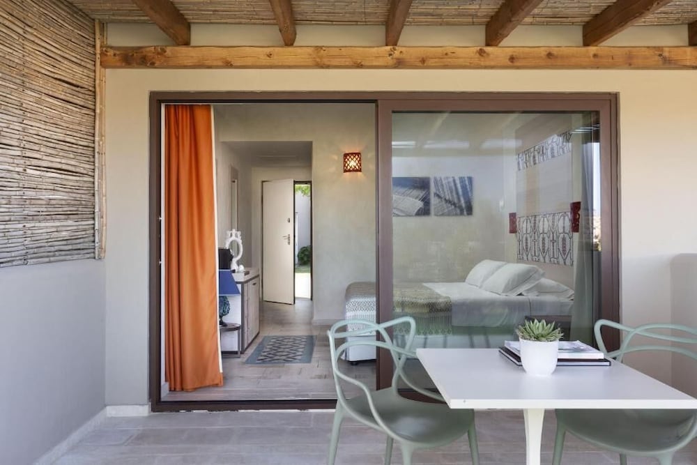 Family Room, 2 Bedrooms- Kids & Teens Free - Photo 5