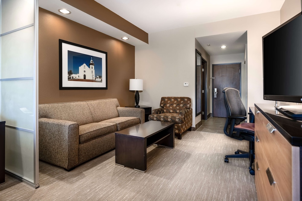 Suite, 1 King Bed With Sofa Bed, Non Smoking, Refrigerator & Microwave (With Sofabed) photo 3