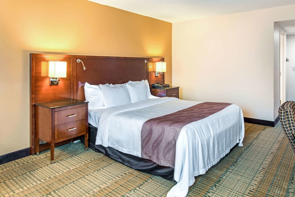 Standard Room, 1 King Bed, Non Smoking - Photo 5