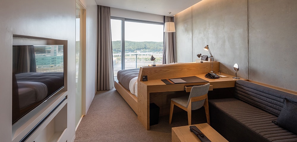 [Pool Package] Deluxe Double Room, Mountain View - All Day Pool Access for 1 Adult