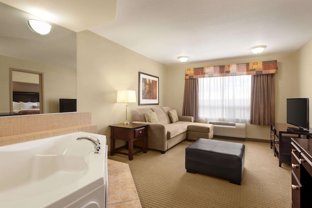 One Bedroom Spa Tub Suite, 1 King bed, Sitting area, Non Smoking