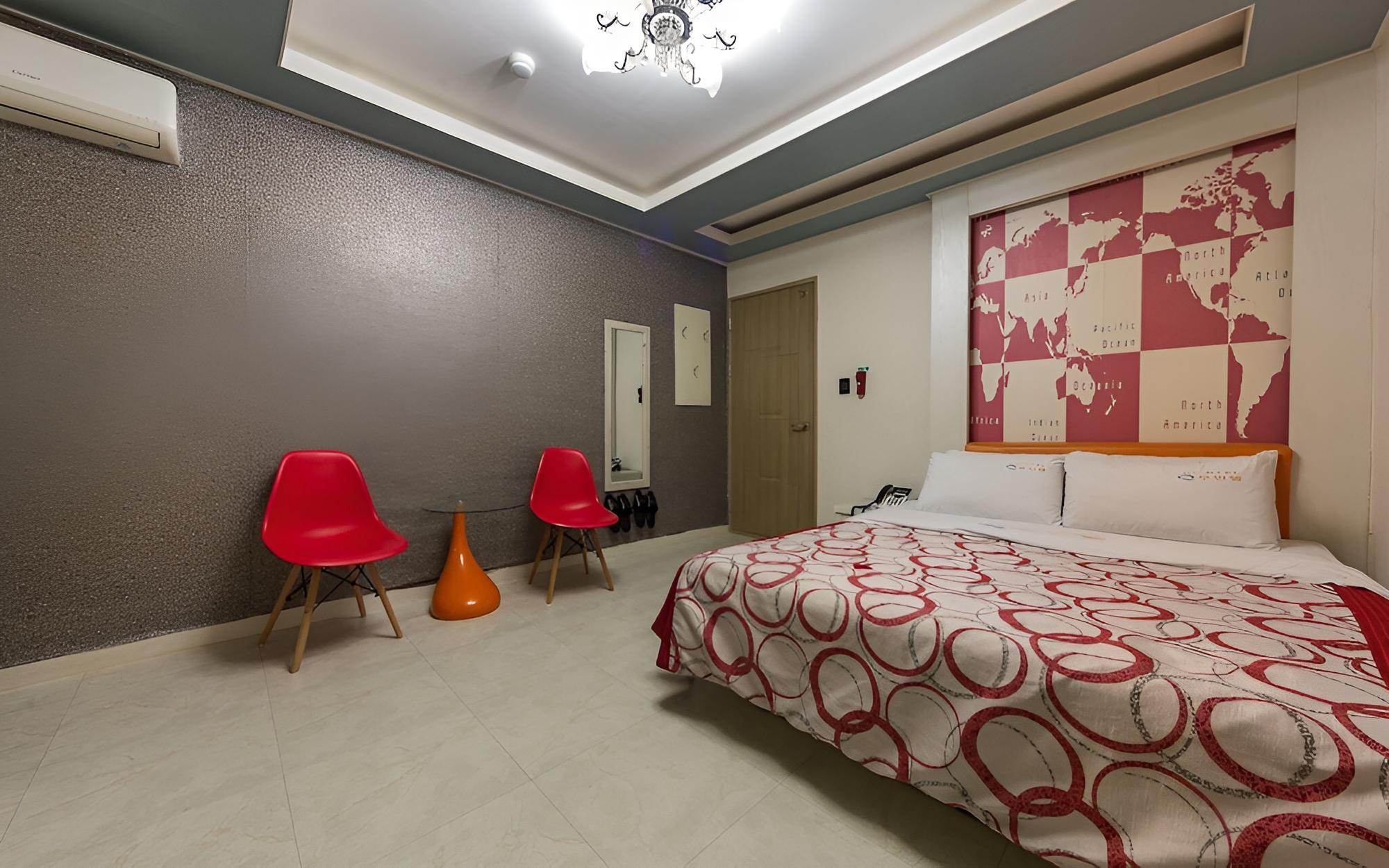 Room (Couple PC Room (Netflix)) photo 2
