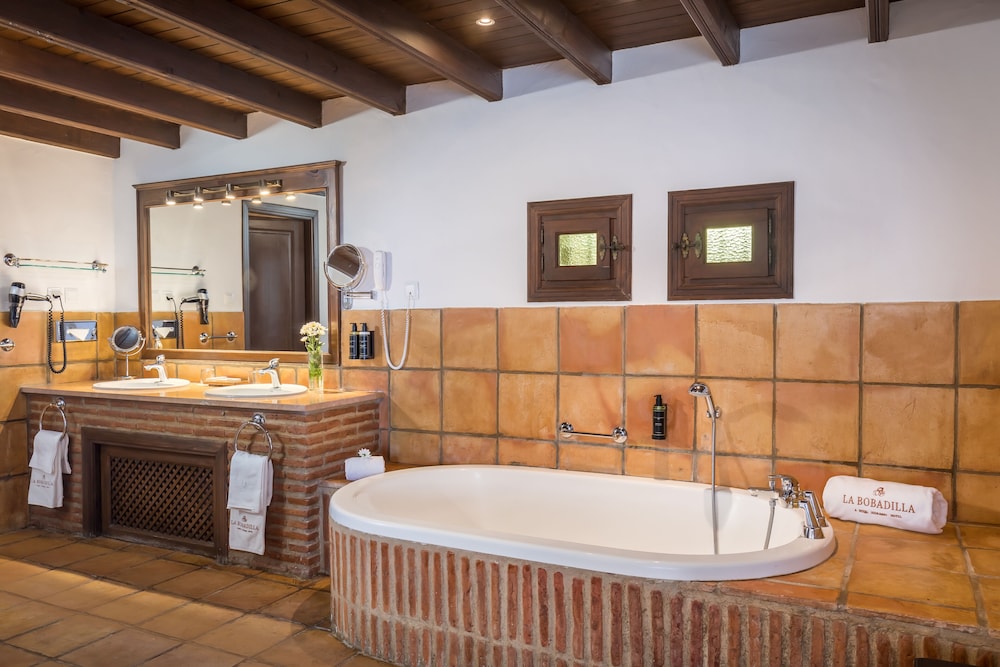 Family Suite (Deluxe 2 Rooms)