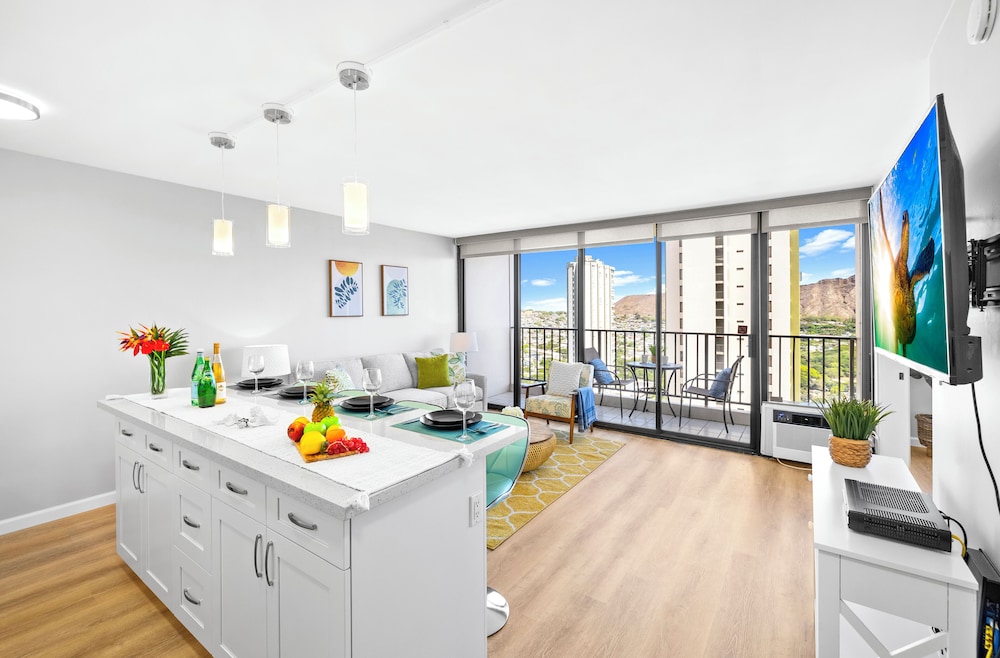 Diamond Head and Ocean views with King Bed and Parking: Condo, 1 Bedroom, Ocean View (0095) photo