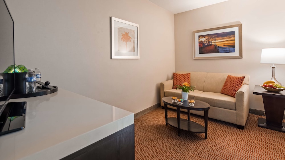 Suite, 2 Queen Beds, Non Smoking, Balcony thumbnail 6