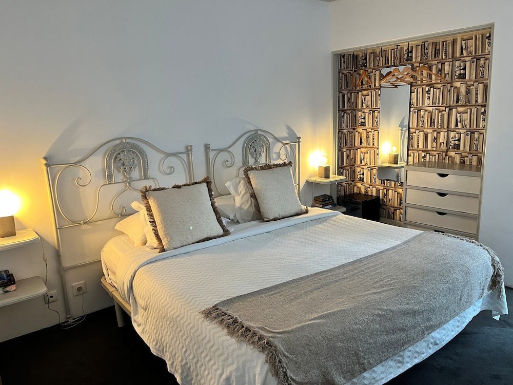 Economy Room thumbnail 5