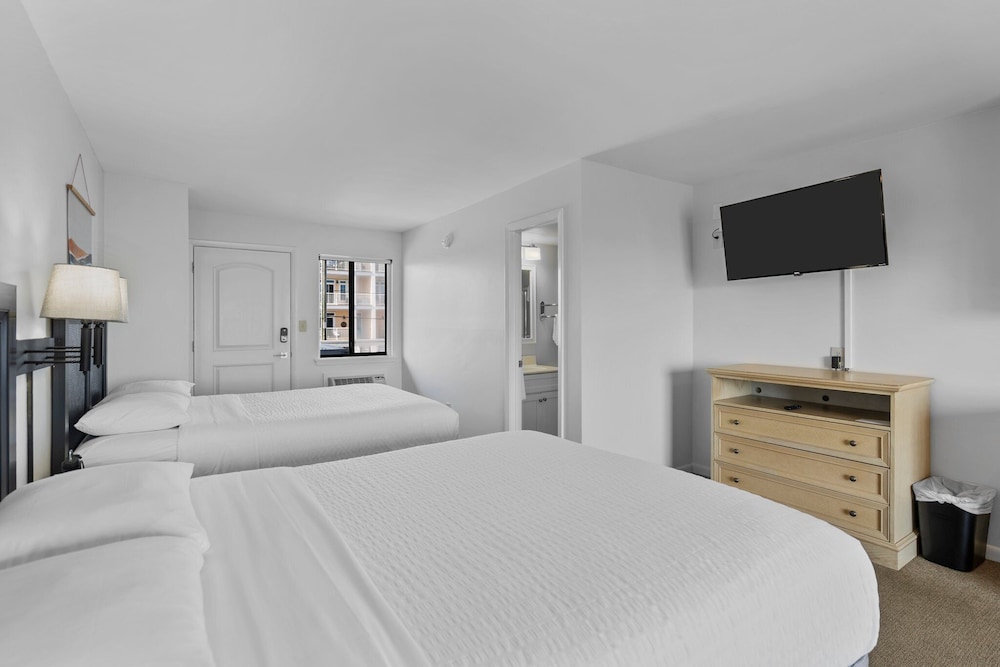 Room, 2 Queen Beds, Kitchen, Oceanfront photo 3