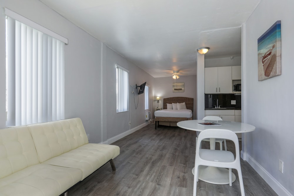 Deluxe Oceanside Queen - Photo 1