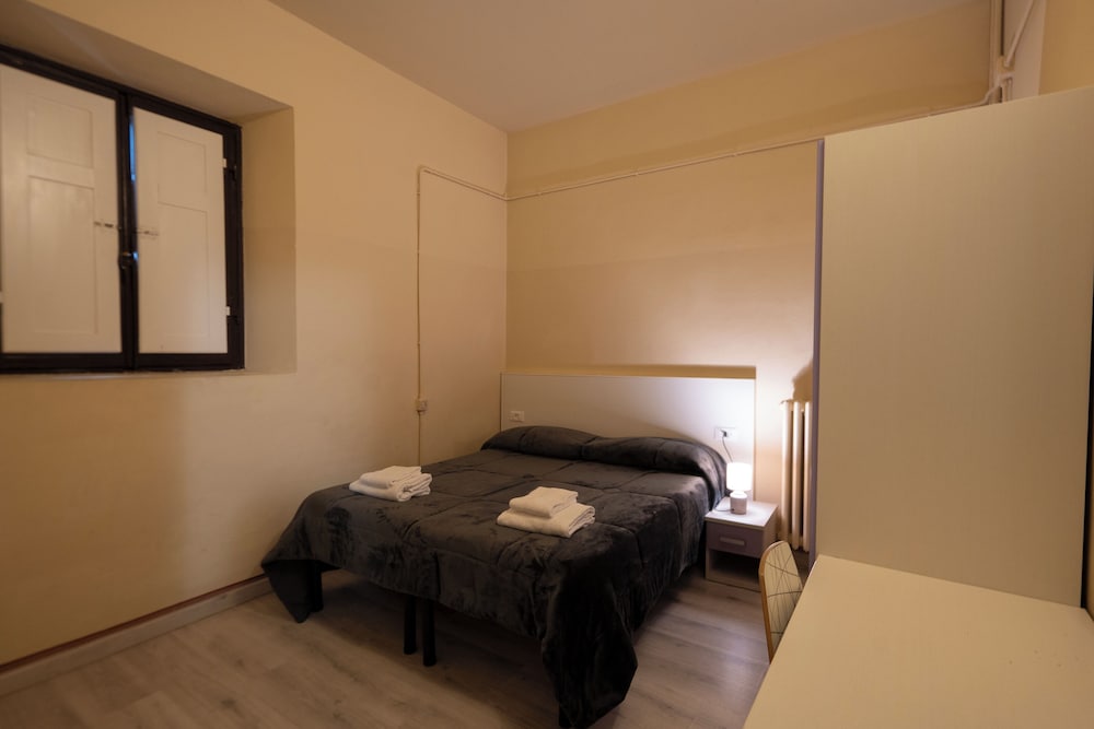Basic Double Room, 1 Double or 2 Twin Beds, Private Bathroom - Photo 10