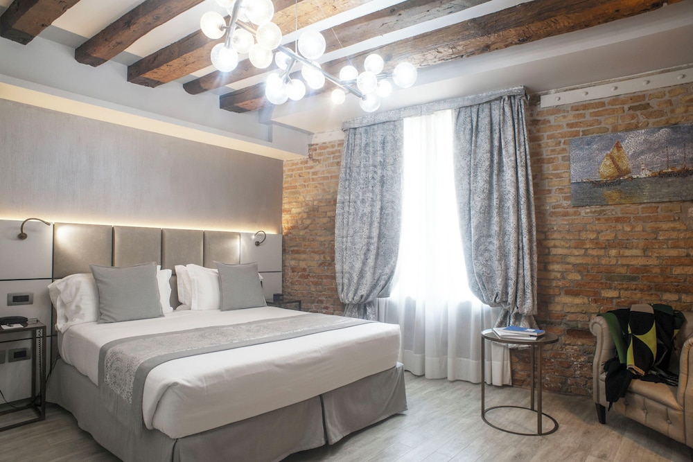 Deluxe Double or Twin Room (Large)