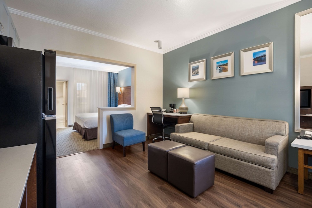 Suite, 1 King Bed, Non Smoking, Pool View - Photo 4